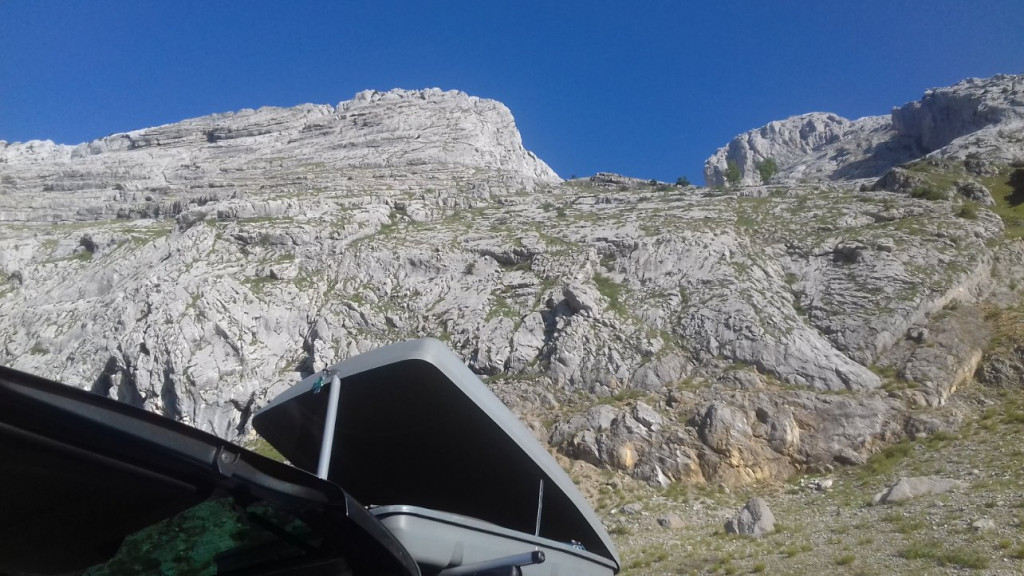 17 Bivouac col de la Colombière.jpg (253.47 Kio) Vu 20893 fois N'oublier pas le seau pour les myrtilles !