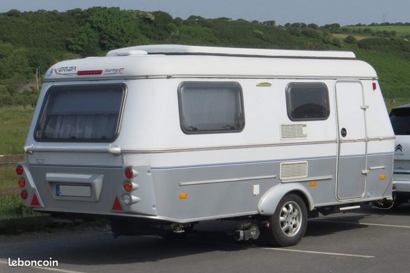 Critères<br />ANNÉE-MODÈLE<br />2008<br />MISE EN CIRCULATION<br />06/2008<br />KILOMÉTRAGE<br />8000 km<br />Description<br />A vendre caravane Troll 540 GT de 2008<br />3 couchages,<br />cabinet de toilette avec WC et douche,<br />chauffage Truma<br />Masse carte grise 1000 kg<br /><br />Modifications apportées par rapport à la version d'origine :<br />- dînette arrière remplacée par un lit permanent de 160x195 (sommier IKEA avec tête relevable), relevable pour rangements,<br />- remplacement des jerrycans d'eau propre par un réservoir de 55 L sous la banquette AV gauche,<br />- ajout de 2x30 L de réservoirs eaux usées sous la caisse,<br />- ajout d'un chauffe eau Trumatherme de 5 l (électrique ou chauffage gaz),<br />- ajout de mover E-MOV Matic avec batterie et chargeur inov tech,<br />- ajout d'un auto radio,<br />- remplacement de la bouteille de propane 13 kg par 2 Twiny.<br />La caravane dispose en plus d'une solette et d'un auvent complet.