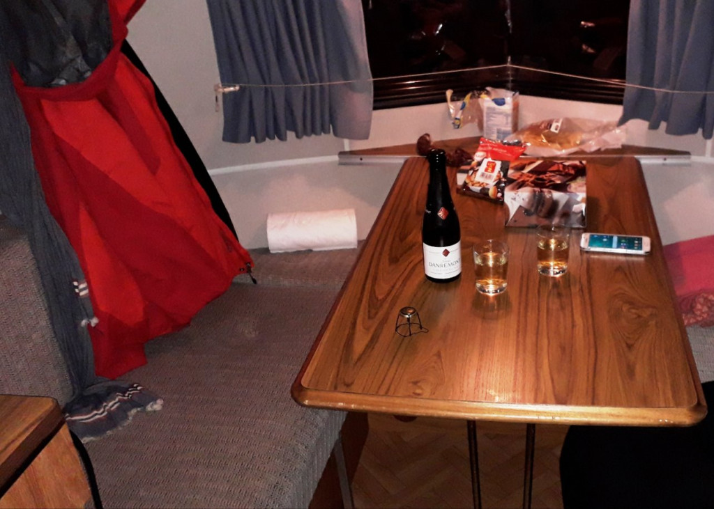 Champagne de bienvenue.jpg (183.59 Kio) Vu 20418 fois Raisonnablement….. une 1/2 bouteille!