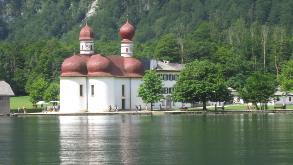 Une escale sur cette presqu'ile où domine la Chapelle Ste-Bartholomä