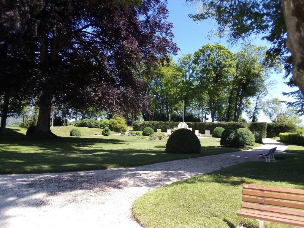 1280px-Parc_du_Château_Bourbonne-les-Bains.jpg