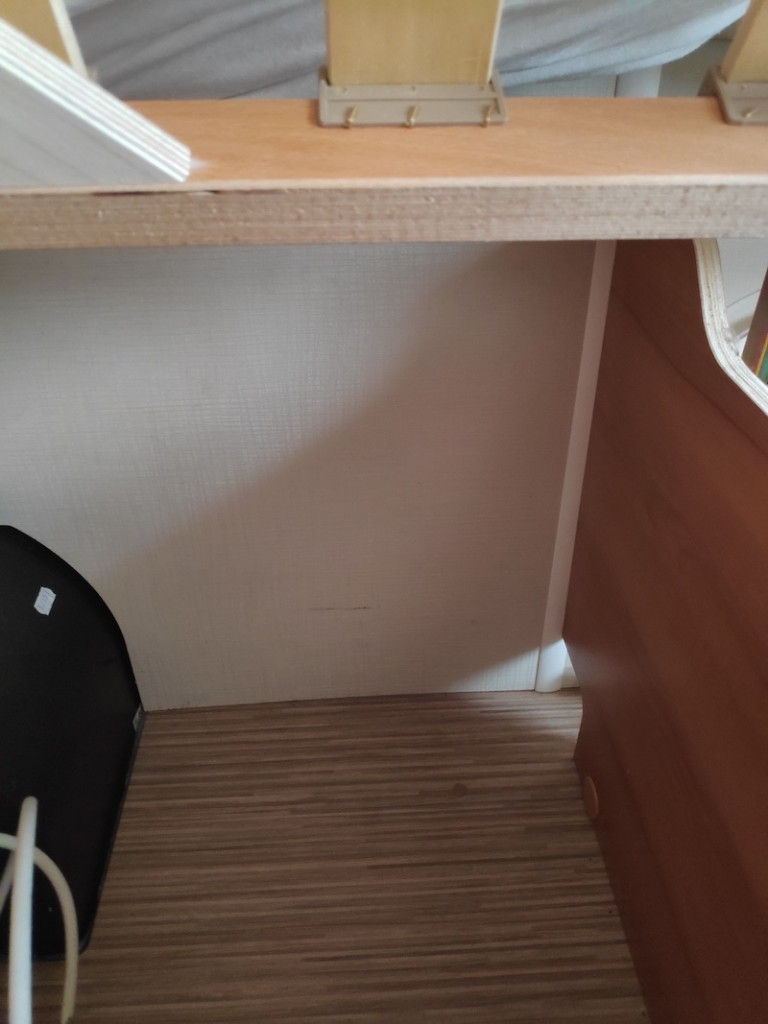 à gauche le passage de roue sous le frigo, à droite vers l'ouvrant donnant à l'extérieur