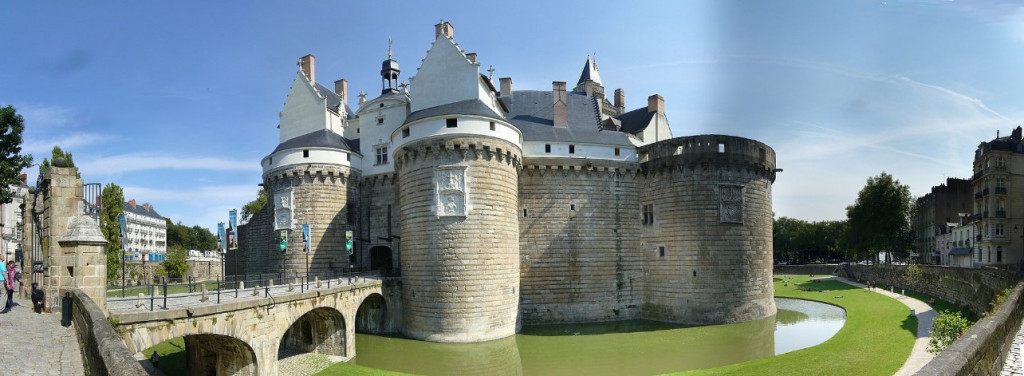 Nantes chateau.jpg (145.1 Kio) Vu 11662 fois Entrée du Château entre les tours du Pied-de-Biche et de la Boulangerie.