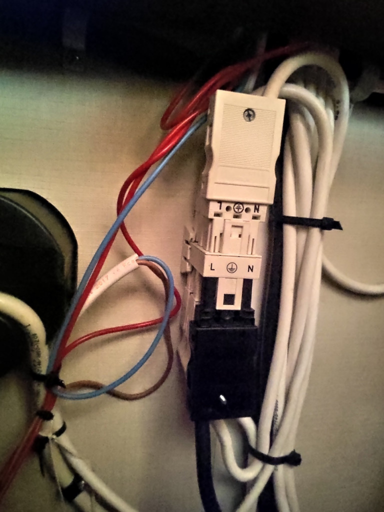 Connecteur blanc présent sous le compteur électrique de la caravane ou j'ai raccordé l'une de mes prises