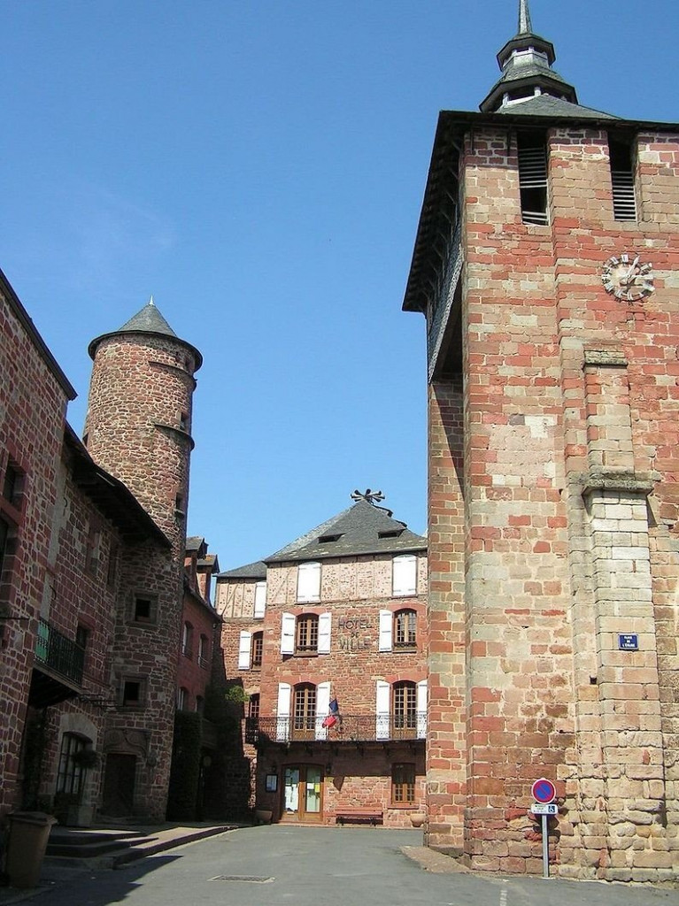 Meyssac mairie, église, maison Verdes.jpg