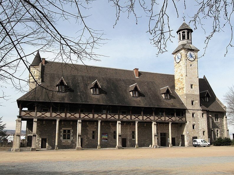 Montlucon chateau ducs.jpg
