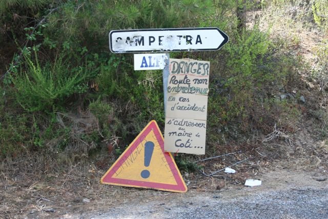 Panneaux corses.jpg