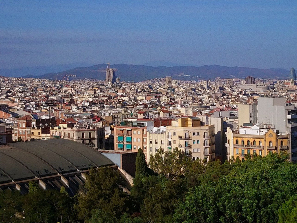 au fond, La Familia et à droite, la tour Glories