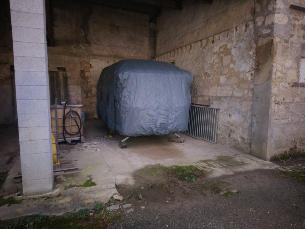 A l'abri sous le hangar