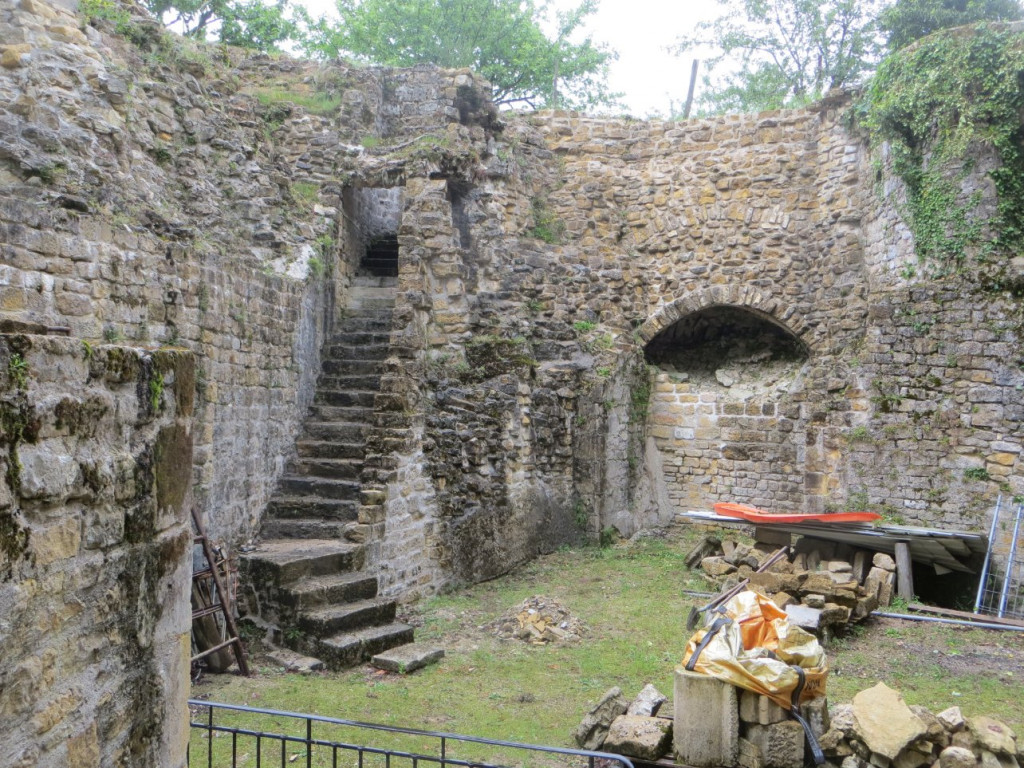 IMG_1528.JPG (451 Kio) Vu 7664 fois Ruine du château en cours de restauration