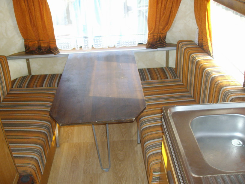 dimanche la table.jpg