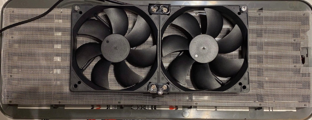 Kit fixé derrière la grille