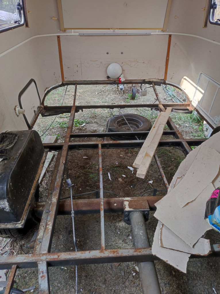 IMG_20220831_1756432.jpg (328.28 Kio) Vu 13983 fois châssis vue vers l’arrière