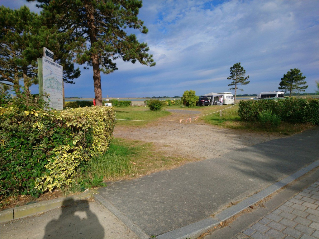 L'entrée du camping, vue de la route